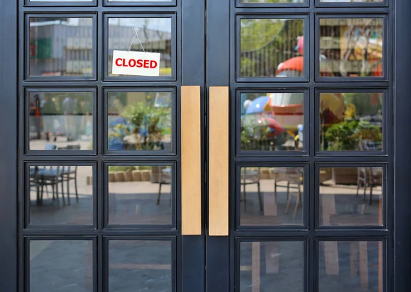 Placa de sinal fechado pendurado na porta do café . — Fotografia de Stock