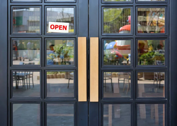 Otevřené znamení desce visí na dveřích kavárny. — Stock fotografie