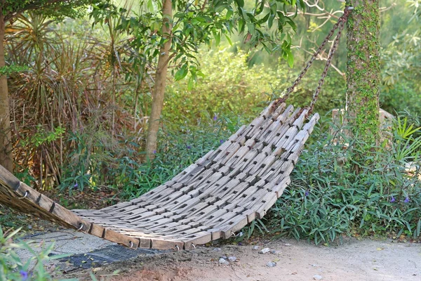 Berceau en bois dans un jardin — Photo