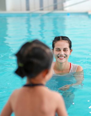 Anne öğretim çocuk yüzme havuzunda kapatın