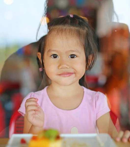 Kid girl in restaurant with reflection — Stock Photo, Image