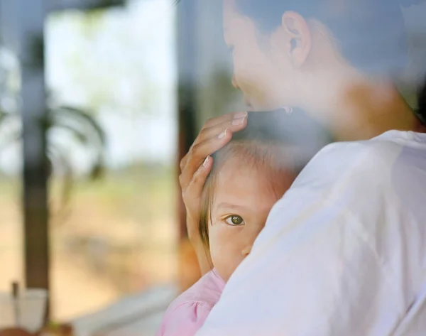 Keluarga yang bahagia, ibu dan anak perempuan berpelukan di restoran dengan refleksi — Stok Foto