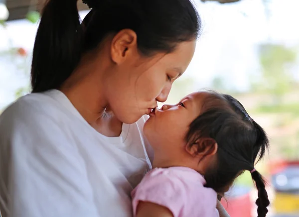 Gelukkig liefdevolle familie, moeder en kind meisje kussen in restaurant — Stockfoto