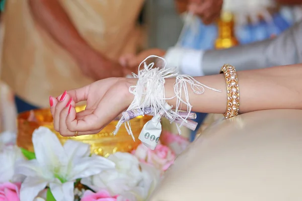 Cerimônia de casamento tailandesa casamento cultura, amarrar fio sagrado com a mão em rito tailandês, as mãos da noiva são amarradas com fio da cultura mais antiga na Tailândia — Fotografia de Stock