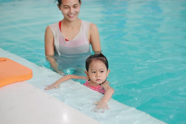 Mutter mit Baby im Schwimmbadtraining — Stockfoto