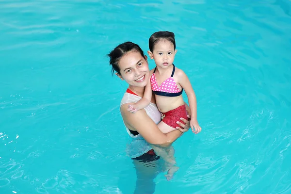 Семья матери, обучающей ребенка в бассейне — стоковое фото