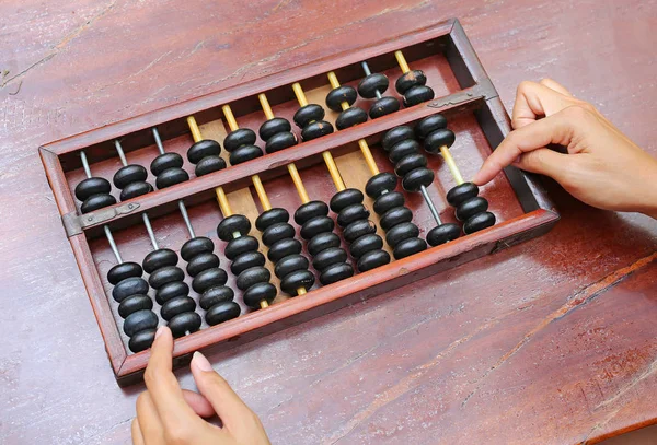 Žena plná pálivých papriček čínské Abacus staré antické Kalkulačka retro financování školství, nástroj fungovat podnikového účetnictví — Stock fotografie