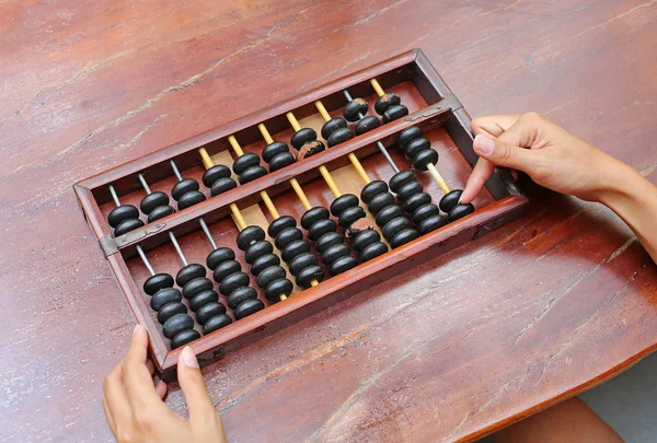 Mujer manos sosteniendo chino ABACUS antigua calculadora antigua educación retro finanzas, herramienta de trabajo contabilidad de negocios — Foto de Stock