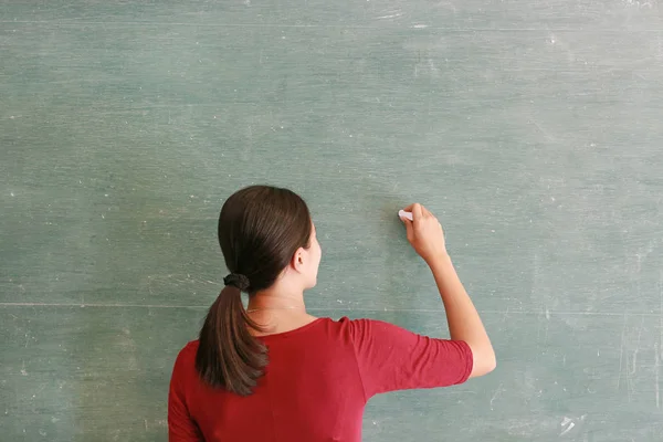 Asiático professor escrever no quadro negro com giz em sala de aula, Educações conceito . — Fotografia de Stock