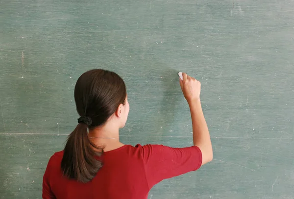 Asiático professor escrever no quadro negro com giz em sala de aula, Educações conceito . — Fotografia de Stock