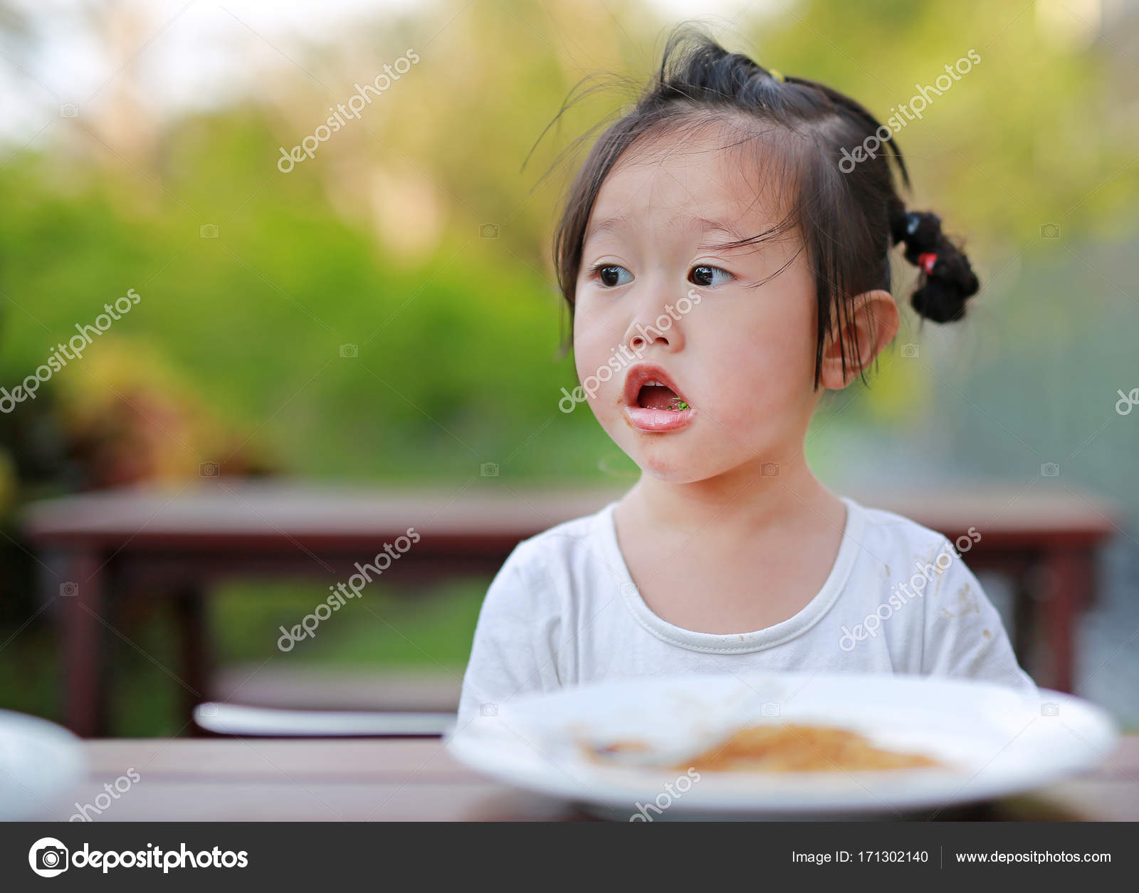 Kleines Mädchen isst japanische Yakisoba-Nudeln - Stockfotografie ...