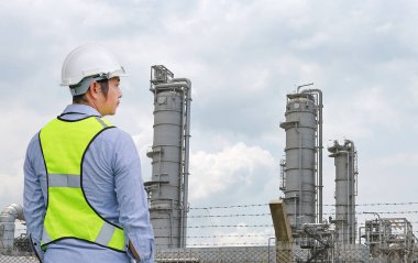 Arkadan görünüşü erkek inşaat işçisi karşı gaz ayırma tesisi