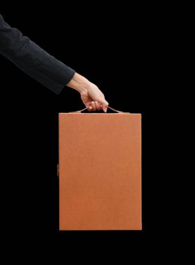 Evrak Çantası'nı alıcı siyah arka plan üzerine izole tutmak el.