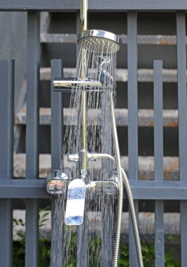 Havuz kenarında açık duş