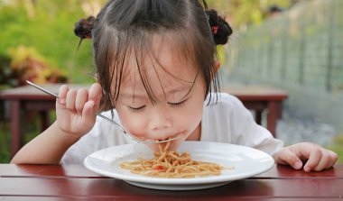 Küçük kız Japon yakisoba .erişte yiyorlar