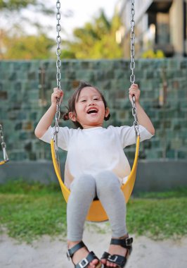 Parkta salıncağa oynayan çocuklar