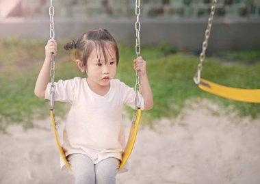 Parkta salıncağa oynayan çocuklar