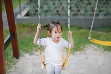 Parkta salıncağa oynayan çocuklar