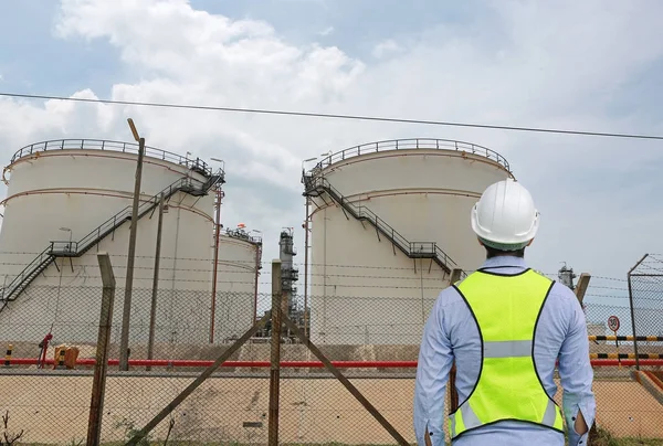 Achteraanzicht van mannelijke bouwvakker tegen scheiding gasfabriek — Stockfoto