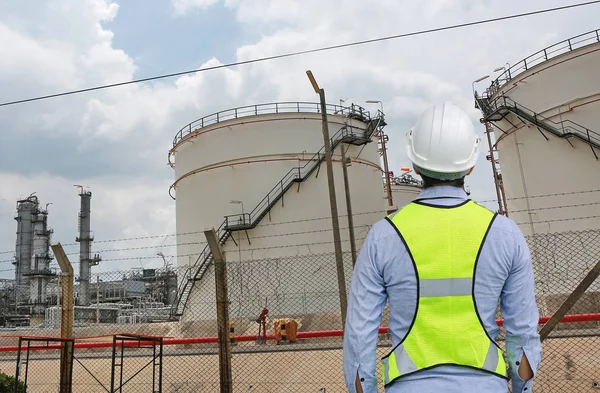 Back view of Male construction worker against gas separation plant — Stock Photo, Image