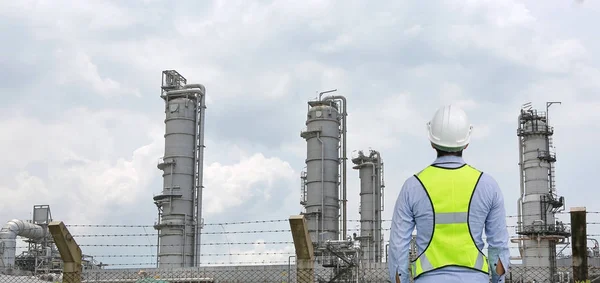 Baksidan på manliga byggnadsarbetare mot gas separation anläggning — Stockfoto
