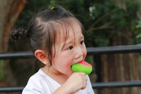 Μικρό παιδί κορίτσι τρώει παγωτό στο πάρκο — Φωτογραφία Αρχείου