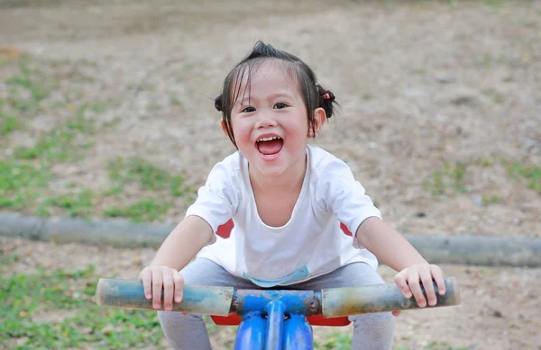 Niña jugando swing con los padres — Foto de Stock