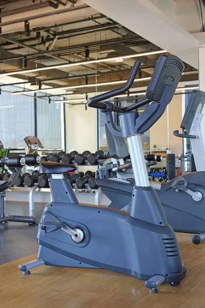 Modern bir spor salonu oda fitness merkezi donatımı — Stok fotoğraf