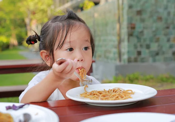 Petite fille mangeant des nouilles japonaises yakisoba — Photo
