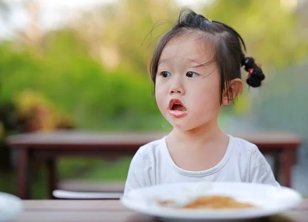 Liten flicka äta japanska yakisoba nudlar — Stockfoto