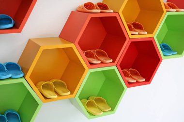 Renkli Modern ayakkabı rafının beyaz duvardaki.