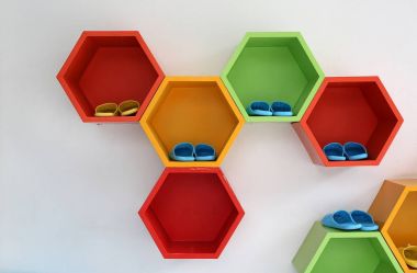 Renkli Modern ayakkabı rafının beyaz duvardaki.