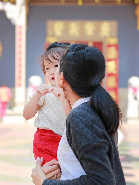 Portret van de moeder en schattig klein meisje in Yaowarat Road (Bangkok chinatown) op Chinees Nieuwjaar — Stockfoto