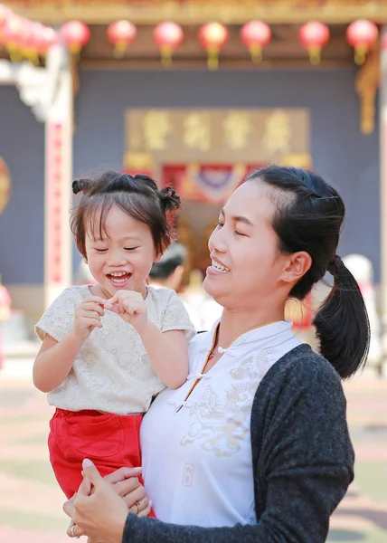 Portret matki i Ładna dziewczynka w Yaowarat Road (dzielnicy chinatown w Bangkoku) na chiński nowy rok — Zdjęcie stockowe