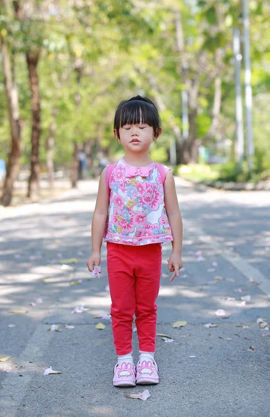 Портрет милой маленькой девочки спокойно в общественном парке — стоковое фото