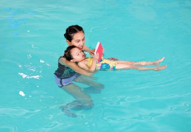 Anne öğretim çocuk yüzme havuzunda kapatın