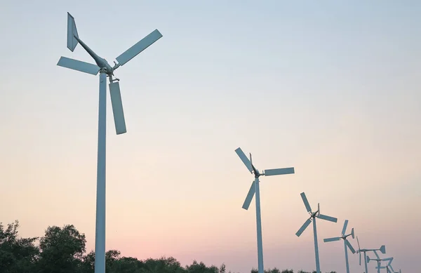 Windkraftanlagen bei Sonnenuntergang — Stockfoto