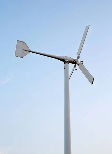Łopat turbin wiatrowych w błękitne niebo. — Zdjęcie stockowe