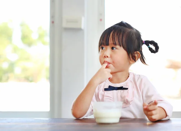 Linda chica asiática comiendo helado taza — Foto de Stock