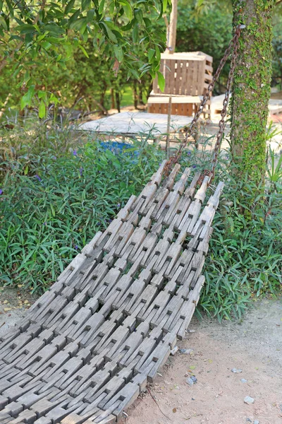 Drewniana podstawka w ogrodzie — Zdjęcie stockowe