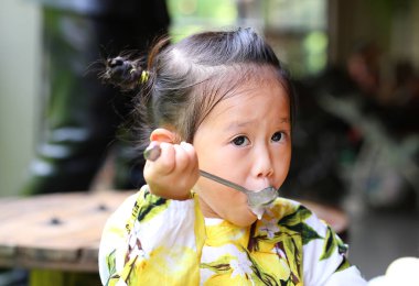 Kavun Bing Su Korece tatlı yeme çocuk kız