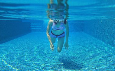 Genç kadın havuz içine dalış Sualtı çekim.