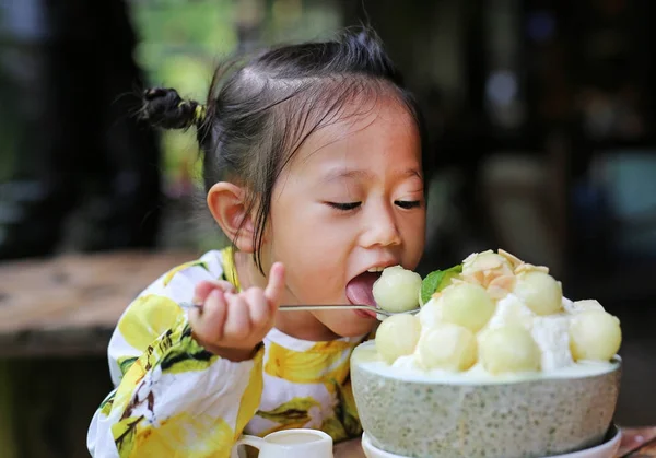 Dziecko dziewczynka jedzenie melon Bing Su koreański deser — Zdjęcie stockowe