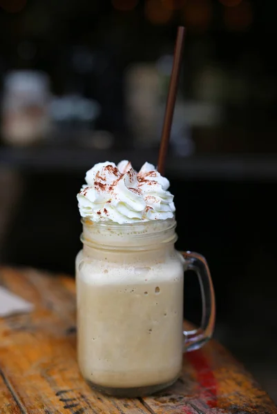 Kaffee-Smoothie auf Holztisch — Stockfoto