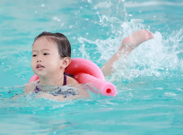 Porträt eines kleinen Mädchens im Schwimmbad — Stockfoto
