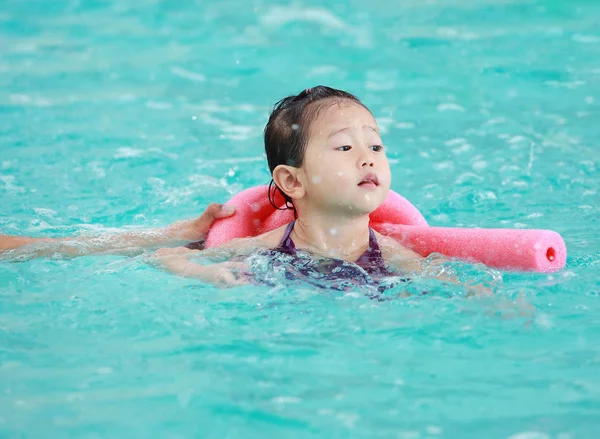 Porträt eines kleinen Mädchens im Schwimmbad — Stockfoto