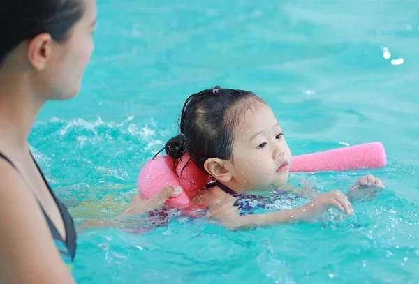 Famiglia di madre insegnare bambino in piscina — Foto Stock