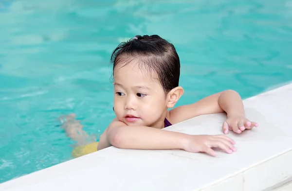 Porträt eines kleinen Mädchens im Schwimmbad — Stockfoto