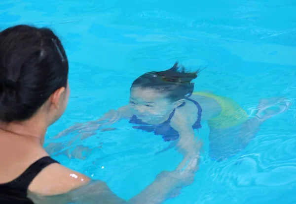 Ritratto di bambina in piscina — Foto Stock