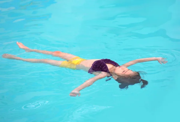 수영장에서 작은 소녀의 초상화 — 스톡 사진